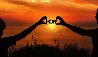 Hände, die den Schriftzug Hope halten - Copyright: Pixabay